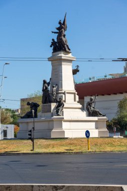 BÜKREŞ, ROMANIA - 17 AĞUSTOS 2021: Romanya 'nın Bükreş kentinin şehir merkezinde (eski kasaba) tipik cadde ve durgunluk