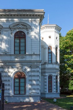 BÜKREŞ, ROMANIA - 17 AĞUSTOS 2021: Romanya 'nın Bükreş kentinin şehir merkezinde (eski kasaba) tipik cadde ve durgunluk