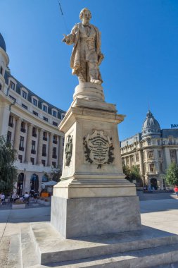 BUCHAREST, ROMANIA - 17 Ağustos 2021: Romanya 'nın Bükreş kentinin şehir merkezindeki Üniversite Meydanı