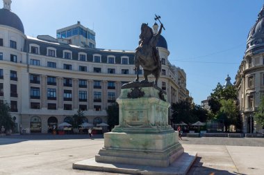 BUCHAREST, ROMANIA - 17 Ağustos 2021: Romanya 'nın Bükreş kentinin şehir merkezindeki Üniversite Meydanı