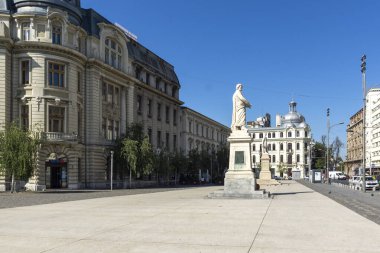 BUCHAREST, ROMANIA - 17 Ağustos 2021: Romanya 'nın Bükreş kentinin şehir merkezindeki Üniversite Meydanı