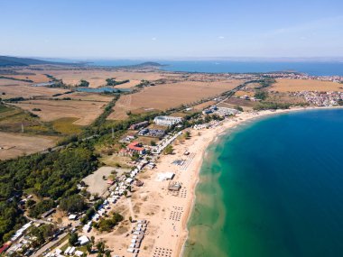 Bulgaristan 'ın Burgaz Bölgesi' nin Sozopol kasabası yakınlarındaki Gradina (Bahçe) plajının havadan manzarası