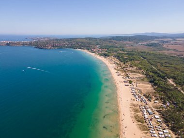 Bulgaristan 'ın Burgaz Bölgesi' nin Sozopol kasabası yakınlarındaki Gradina (Bahçe) plajının havadan manzarası