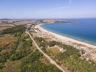 Bulgaristan 'ın Burgaz Bölgesi' nin Sozopol kasabası yakınlarındaki Gradina (Bahçe) plajının havadan manzarası