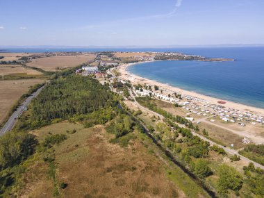 Bulgaristan 'ın Burgaz Bölgesi' nin Sozopol kasabası yakınlarındaki Gradina (Bahçe) plajının havadan manzarası