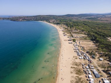 Bulgaristan 'ın Burgaz Bölgesi' nin Sozopol kasabası yakınlarındaki Gradina (Bahçe) plajının havadan manzarası