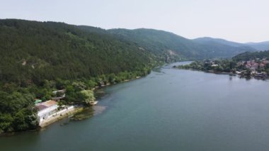 Pancharevo Gölü 'nün havadan yaz manzarası, Sofya şehir bölgesi, Bulgaristan