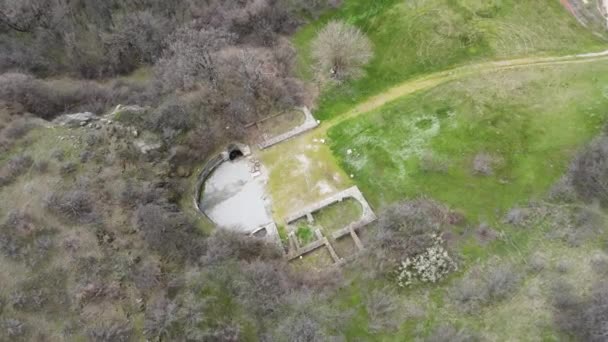 ブルガリア ハスコヴォ地方カシュナコヴォ村近くのアフロディーテのニンフの古代トラキアの聖域の空中ビュー — ストック動画