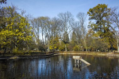Bulgaristan 'ın Sofya kentindeki Borisova gradina' da (Boris Garden) ağaçlar ve bahçelerle muhteşem sonbahar manzarası