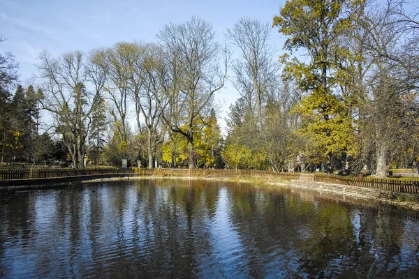 Bulgaristan 'ın Sofya kentindeki Borisova gradina' da (Boris Garden) ağaçlar ve bahçelerle muhteşem sonbahar manzarası