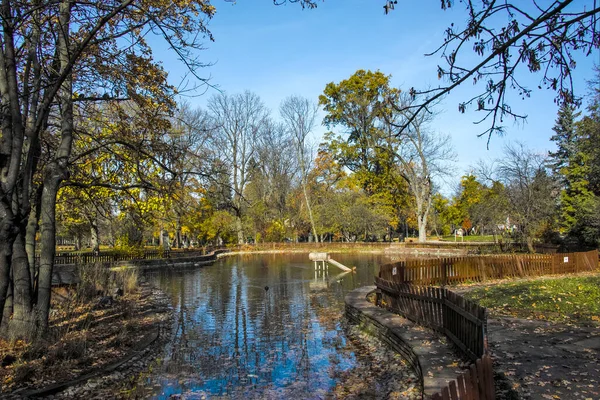 Bulgaristan 'ın Sofya kentindeki Borisova gradina' da (Boris Garden) ağaçlar ve bahçelerle muhteşem sonbahar manzarası
