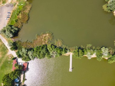Pancharevo Gölü 'nün havadan yaz manzarası, Sofya şehir bölgesi, Bulgaristan