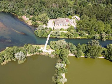 Pancharevo Gölü 'nün havadan yaz manzarası, Sofya şehir bölgesi, Bulgaristan