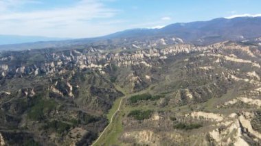 Bulgaristan 'ın Blagoevgrad bölgesindeki Zlatolist, Pirin Dağı köyü yakınlarındaki Melnik kum piramitlerinin hava manzarası