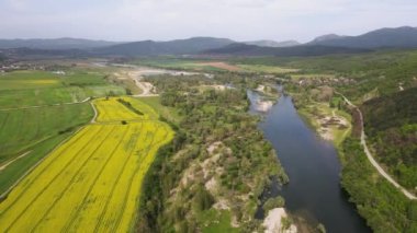 Arda Nehri, Bulgaristan 'ın Haskovo Bölgesi' nin Pchelari köyü yakınlarındaki Doğu Rodoplardan geçiyor.