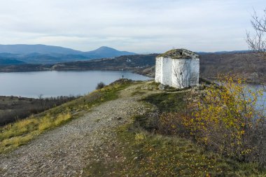 Bulgaristan 'ın Pernik Bölgesi, Pchelina Reservoir sahilindeki Aziz Yahya Kilisesi