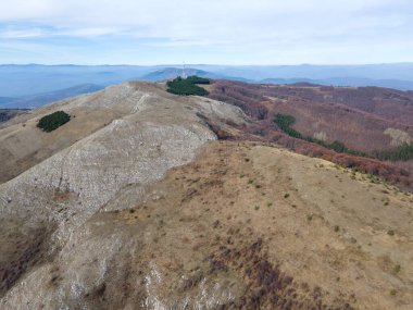 Bulgaristan 'ın Kyustendil Bölgesi' nin Viden Tepesi yakınlarındaki Konyavska dağının sonbahar manzarası