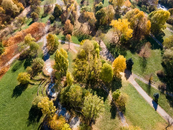 Bulgaristan 'ın Sofya kentindeki South Park' ın şaşırtıcı Sonbahar manzarası