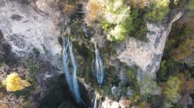 Bulgaristan 'ın Kyustendil Bölgesi, Zemen Dağı' ndaki Polska Skakavitsa şelalesinin sonbahar manzarası