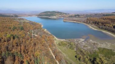 Bulgaristan 'ın Pernik bölgesindeki Konyavska Dağı' ndaki Izvor Reservoir Havacılık Görünümü