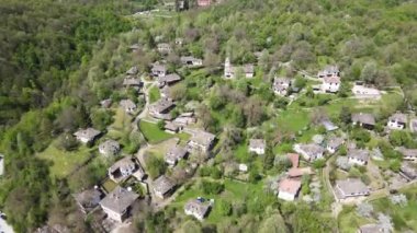 Bulgaristan 'ın Gabrovo bölgesinin Bozhentsi köyünün Aerial Spring manzarası