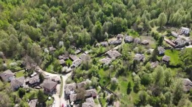 Bulgaristan 'ın Gabrovo bölgesinin Bozhentsi köyünün Aerial Spring manzarası