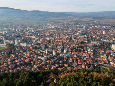 Bulgaristan 'ın Kyustendil kentinin şaşırtıcı hava gün batımı manzarası