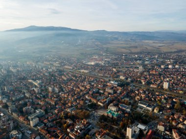 Bulgaristan 'ın Kyustendil kentinin şaşırtıcı hava gün batımı manzarası