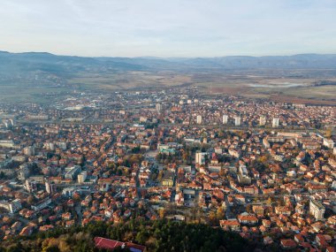 Bulgaristan 'ın Kyustendil kentinin şaşırtıcı hava gün batımı manzarası