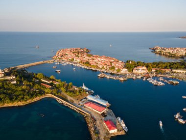 Bulgaristan 'ın Burgaz Bölgesi' ndeki Sozopol limanı ve eski kentin hava gün batımı manzarası