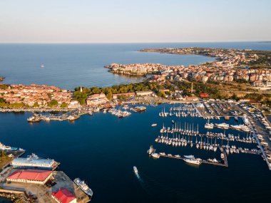 Bulgaristan 'ın Burgaz Bölgesi' ndeki Sozopol limanı ve eski kentin hava gün batımı manzarası