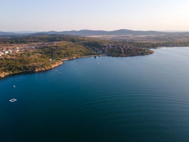 Bulgaristan 'ın Burgaz Bölgesi' ndeki Sozopol limanı ve eski kentin hava gün batımı manzarası