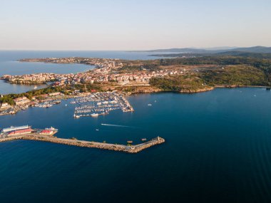 Bulgaristan 'ın Burgaz Bölgesi' ndeki Sozopol limanı ve eski kentin hava gün batımı manzarası