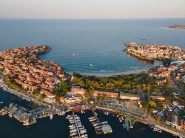 Bulgaristan 'ın Burgaz Bölgesi' ndeki Sozopol limanı ve eski kentin hava gün batımı manzarası