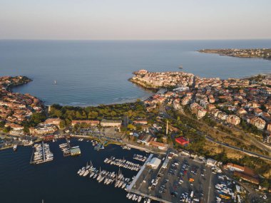 Bulgaristan 'ın Burgaz Bölgesi' ndeki Sozopol limanı ve eski kentin hava gün batımı manzarası