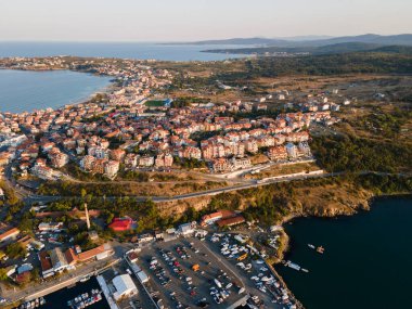 Bulgaristan 'ın Burgaz Bölgesi' ndeki Sozopol limanı ve eski kentin hava gün batımı manzarası