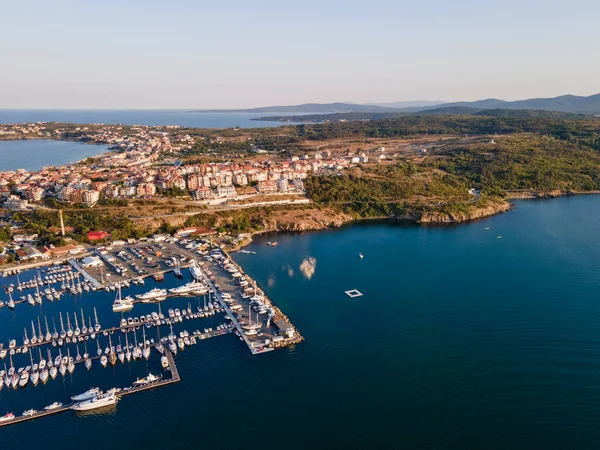 Bulgaristan 'ın Burgaz Bölgesi' ndeki Sozopol limanı ve eski kentin hava gün batımı manzarası