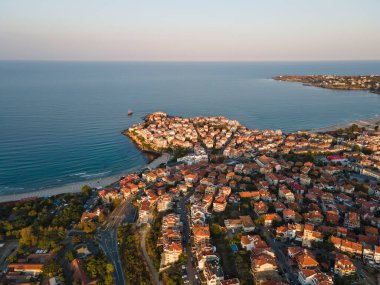 Bulgaristan 'ın Burgaz Bölgesi' ndeki Sozopol limanı ve eski kentin hava gün batımı manzarası