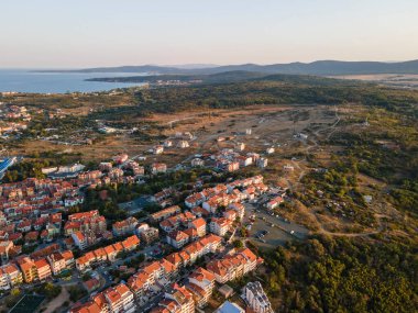 Bulgaristan 'ın Burgaz Bölgesi' ndeki Sozopol limanı ve eski kentin hava gün batımı manzarası