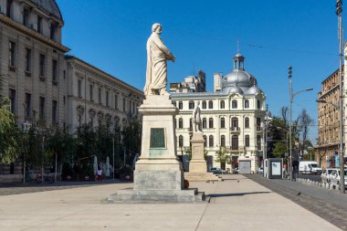 BUCHAREST, ROMANIA - 17 Ağustos 2021: Romanya 'nın Bükreş kentinin şehir merkezindeki Üniversite Meydanı