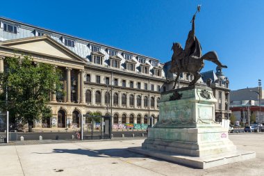 BUCHAREST, ROMANIA - 17 Ağustos 2021: Romanya 'nın Bükreş kentinin şehir merkezindeki Üniversite Meydanı