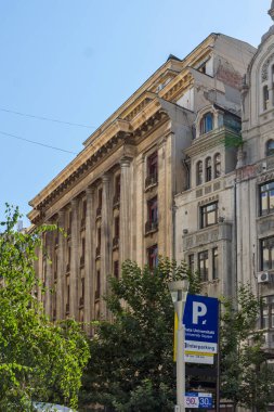 BUCHAREST, ROMANIA - 17 Ağustos 2021: Romanya 'nın Bükreş kentinin şehir merkezindeki Üniversite Meydanı