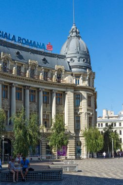 BUCHAREST, ROMANIA - 17 Ağustos 2021: Romanya 'nın Bükreş kentinin şehir merkezindeki Üniversite Meydanı