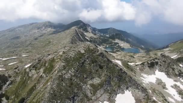 Increíble Vista Aérea Del Pico Muratov Los Lagos Vlahini Gergiyski — Vídeo de stock