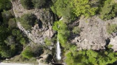 Anton şelalesinin hava manzarası Kelebek (Peperudata), Balkan Dağları, Bulgaristan