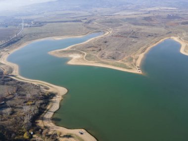 Bulgaristan 'ın Kyustendil bölgesindeki Drenov Dol rezervuarının şaşırtıcı hava manzarası