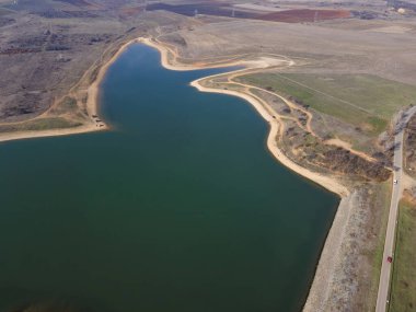 Bulgaristan 'ın Kyustendil bölgesindeki Drenov Dol rezervuarının şaşırtıcı hava manzarası