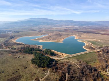Bulgaristan 'ın Kyustendil bölgesindeki Drenov Dol rezervuarının şaşırtıcı hava manzarası