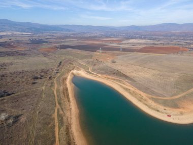 Bulgaristan 'ın Kyustendil bölgesindeki Drenov Dol rezervuarının şaşırtıcı hava manzarası