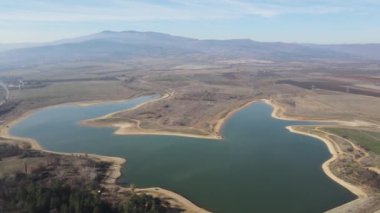 Bulgaristan 'ın Kyustendil bölgesindeki Drenov Dol rezervuarının şaşırtıcı hava manzarası